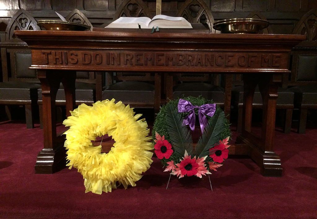 The wreath on the right commemorates veterans and those who gave their lives in the struggle for peace; the wreath on the left honours those currently serving. 